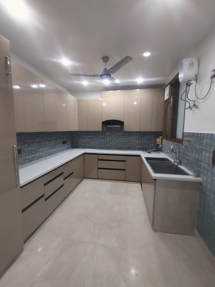 Kitchen, greater kailash part 3 3 Bedroom 217 Sq.Yd. Builder Floor In Greater Kailash Part 3 Delhi 9174007