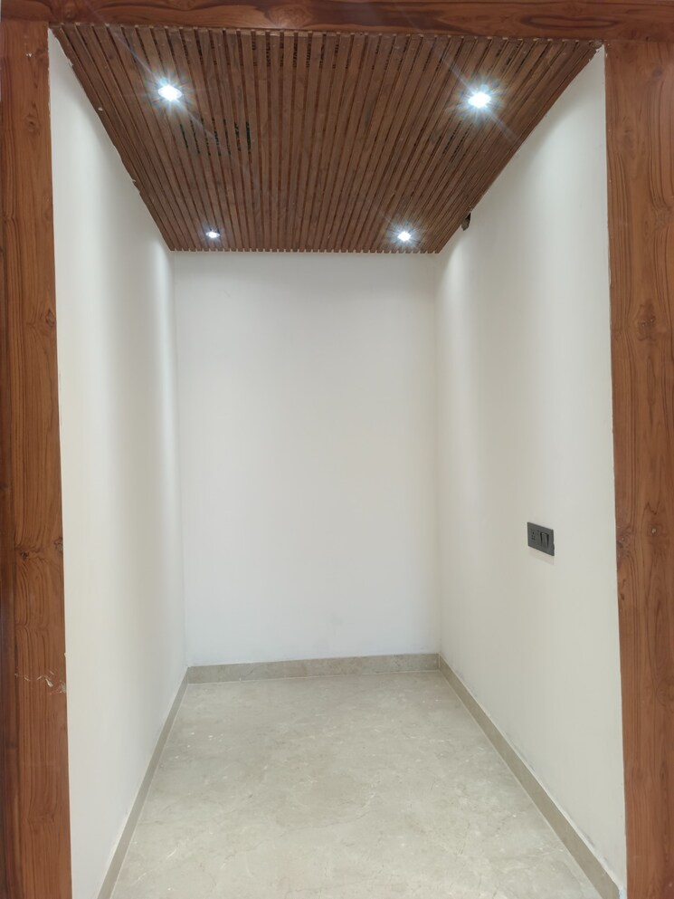 Room, green fields colony 4 Bedroom 320 Sq.Yd. Builder Floor In Green Fields Colony Faridabad 9174080