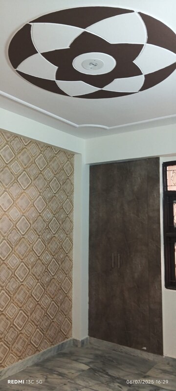 Room in 2 BHK Apartment at Shalimar Garden – for Sale
