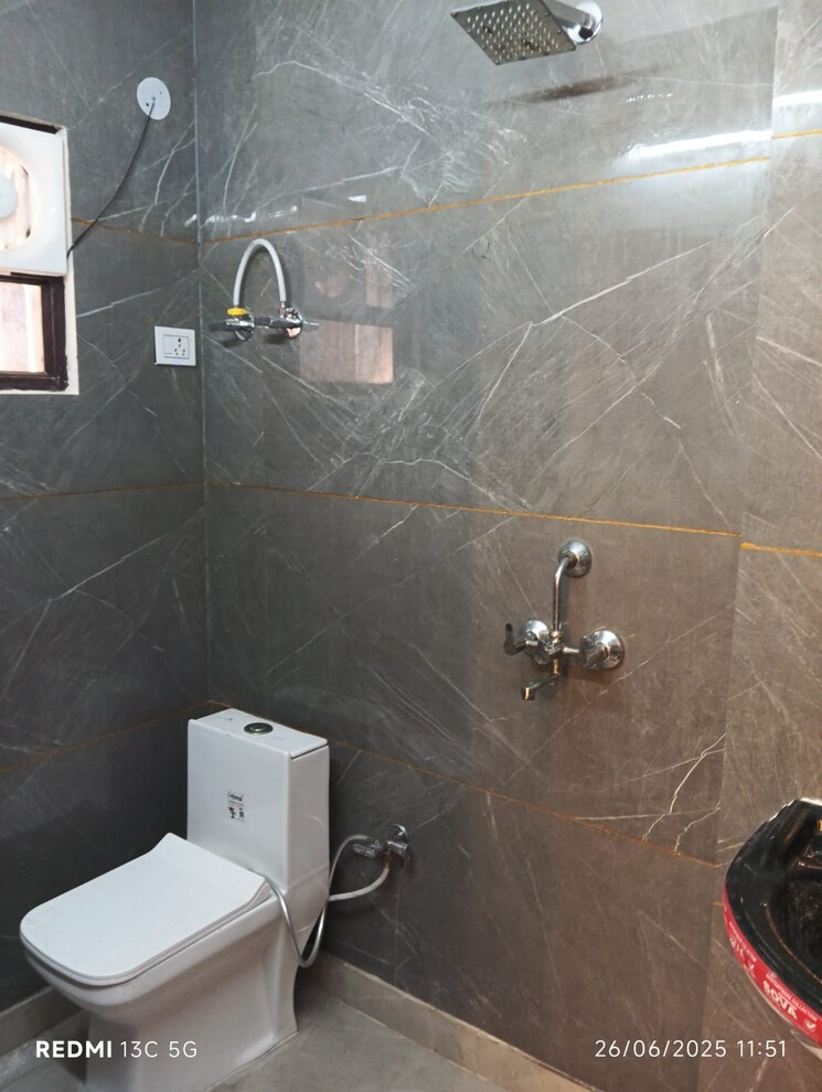 Bathroom, shalimar garden 3 Bedroom 1200 Sq.Ft. Apartment In Shalimar Garden Ghaziabad 9174096