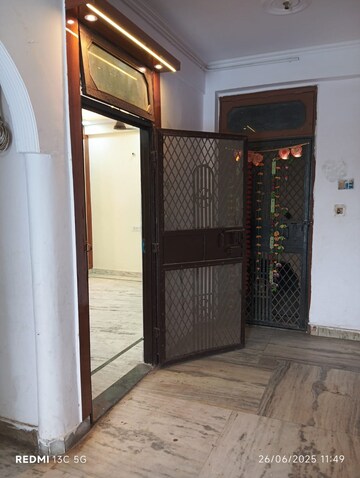 Room in 3 BHK Apartment at Shalimar Garden – for Sale