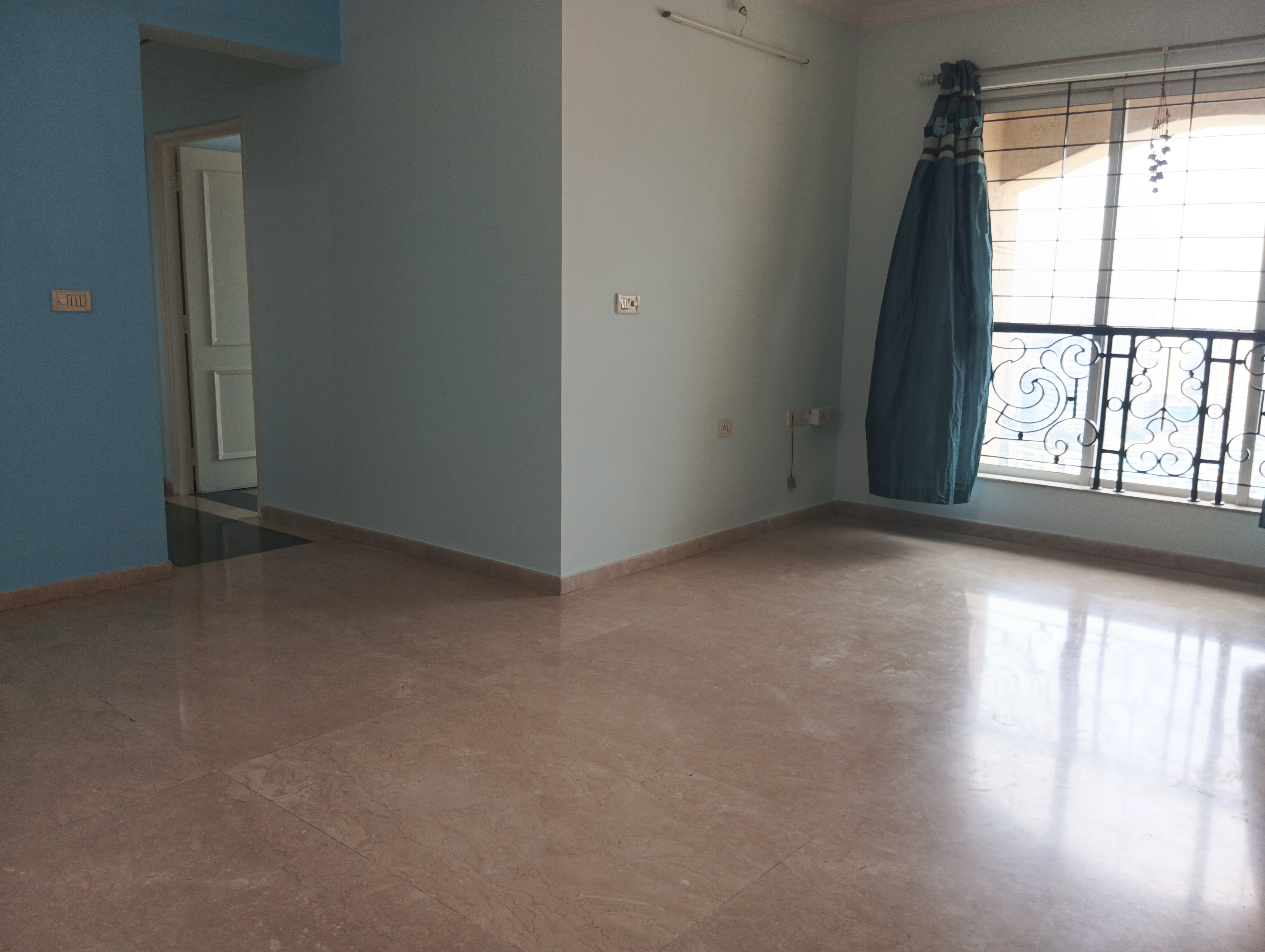 2 BHK Apartment For Rent in Hiranandani Meadows