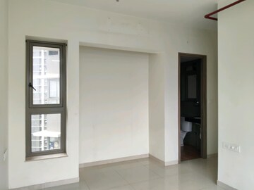 Room in 2 BHK Apartment at Kalpataru Paramount, Kapur Bawdi – for Rent