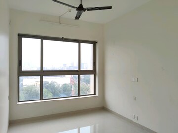 Room in 2 BHK Apartment at Kalpataru Paramount, Kapur Bawdi – for Rent
