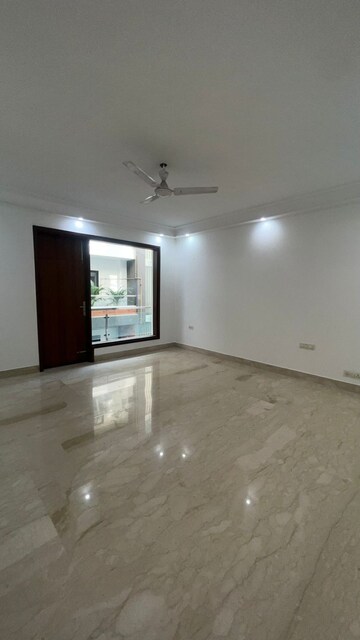 Room in 4 BHK Builder Floor at Maharani Bagh – for Rent
