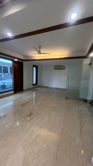Room in 4 BHK Builder Floor at Maharani Bagh – for Rent