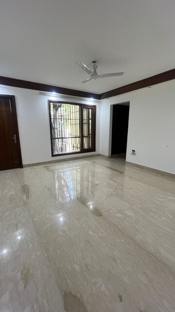 Room in 4 BHK Builder Floor at Maharani Bagh – for Rent