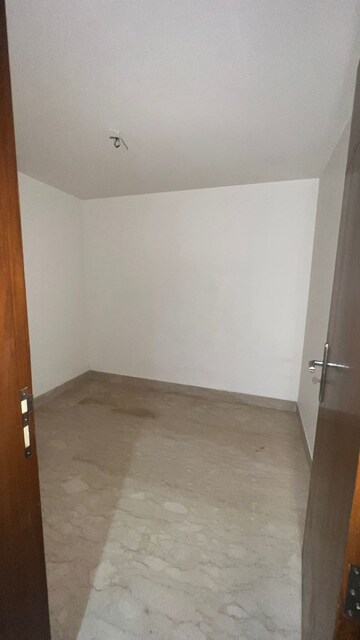 Room in 4 BHK Builder Floor at Maharani Bagh – for Rent