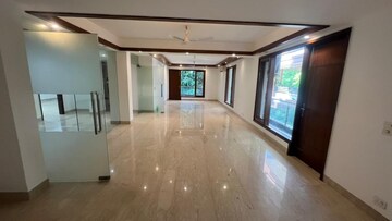 Room in 4 BHK Builder Floor at Maharani Bagh – for Rent