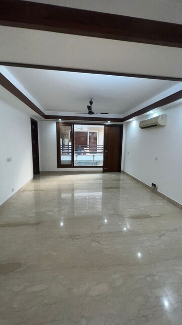 Room in 4 BHK Builder Floor at Maharani Bagh – for Rent