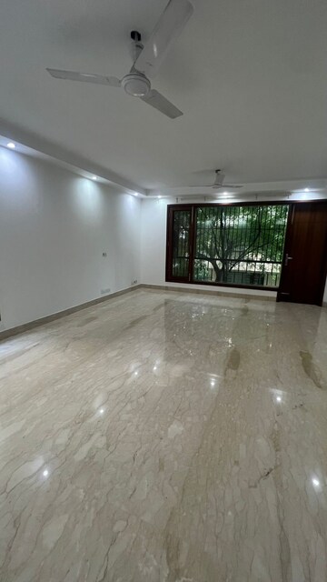 Room in 4 BHK Builder Floor at Maharani Bagh – for Rent