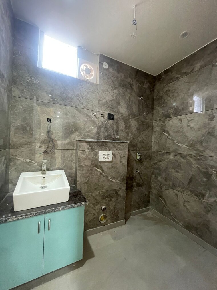 Bathroom, green fields colony 3 Bedroom 205 Sq.Yd. Builder Floor In Green Fields Colony Faridabad 9174501