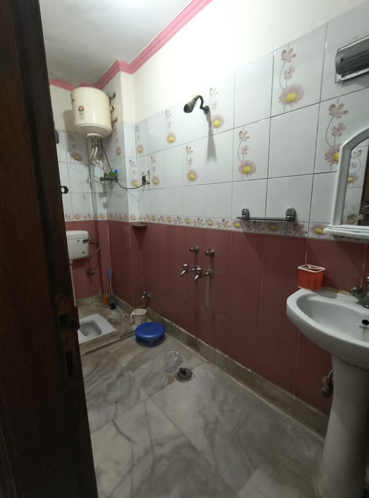 Bathroom, govindpuri 2.5 Bedroom 650 Sq.Ft. Builder Floor In Govindpuri Delhi 9174535