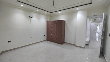 Room in 4 BHK Builder Floor at Green Fields Colony – for Rent