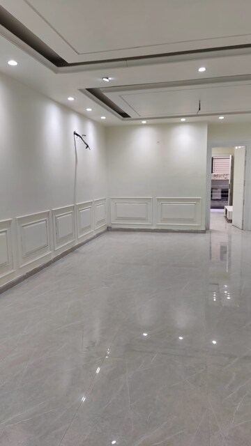 Room in 4 BHK Builder Floor at Green Fields Colony – for Rent