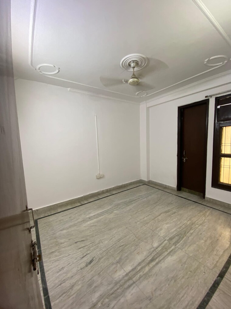 Room, ashoka enclave 4 Bedroom 450 Sq.Yd. Builder Floor In Ashoka Enclave Faridabad 9174660