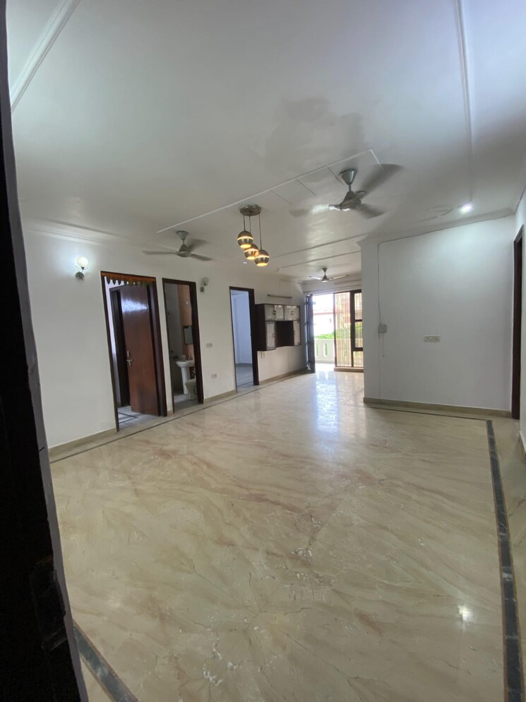 Room, ashoka enclave 4 Bedroom 450 Sq.Yd. Builder Floor In Ashoka Enclave Faridabad 9174660