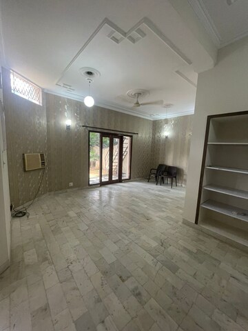 Room in 3 BHK Builder Floor at Bestech Center Point, Sushant Lok I – for Rent