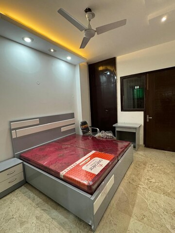 Bedroom in 3 BHK Builder Floor at Sushant Vyapaar Kendra, Sector 43 – for Rent
