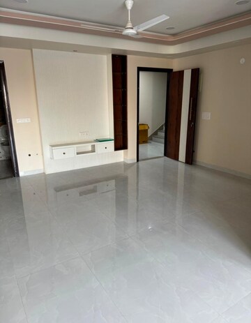 Room in 3 BHK Apartment at Mansarovar Extension – for Rent