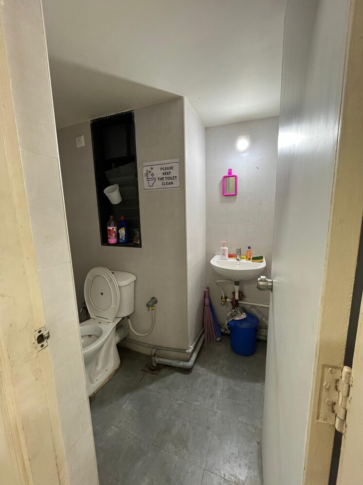 Bathroom, shilp-epitome Commercial Office Space 822 Sq.Ft. In Bodakdev Ahmedabad 9174868