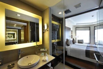 Team Area in 4 BHK Apartment at Thakur Jewel Tower, Kandivali East – for Rent