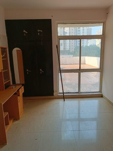 Room in 3 BHK Apartment at Piyush Heights, Sector 89 – for Rent