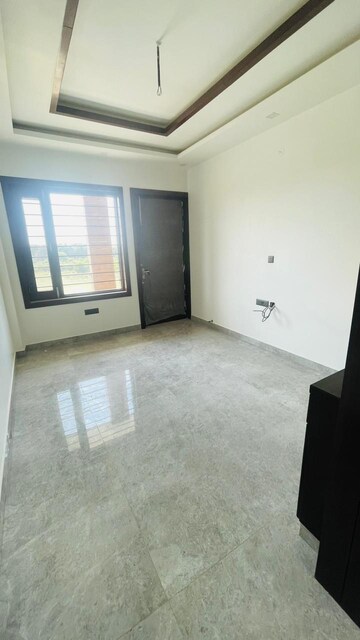 Room in 3 BHK Builder Floor at Parklands, Sector 85 – for Rent
