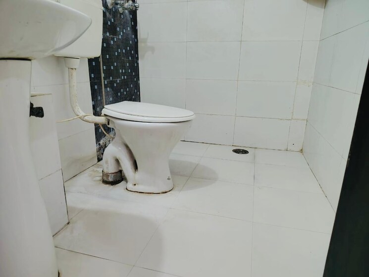 Bathroom, dlf-the-camellias 4 Bedroom 7000 Sq.Ft. Apartment In Sector 42 Gurgaon 9174945