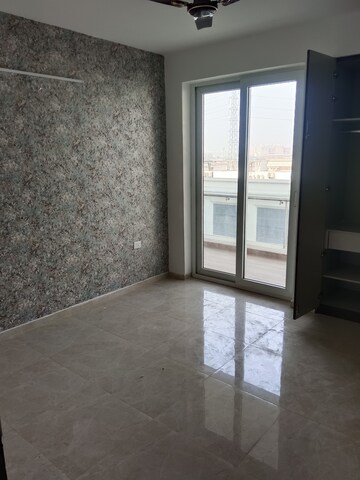 Room in 3 BHK Apartment at Omaxe Royal Residency Faridabad, Sector 79 – for Rent