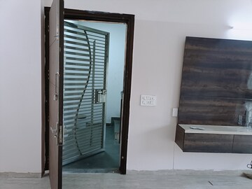 Building Lobby in 4 BHK Builder Floor at BPTP Parkland Pride, Sector 77 – for Rent