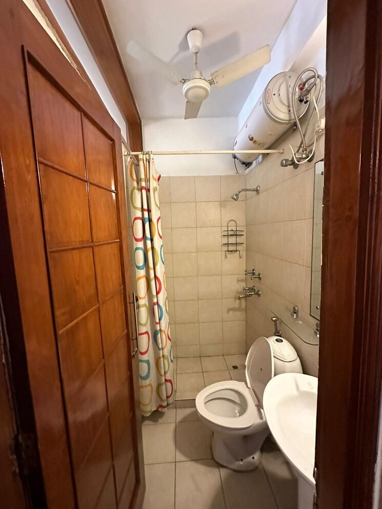 Bathroom, friends colony 2 Bedroom 1200 Sq.Ft. Builder Floor In Friends Colony Delhi 9175150