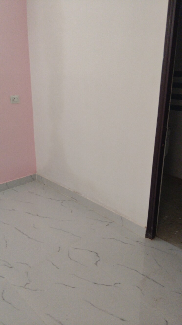 Room, pine-residency 2 Bedroom 850 Sq.Ft. Builder Floor In Sector 73 Noida 9175211