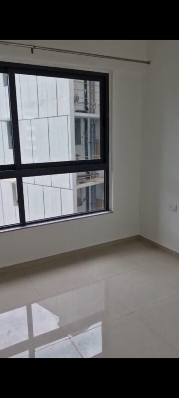 Room in 3 BHK Apartment at Kalpataru Immensa, Kolshet Road – for Rent