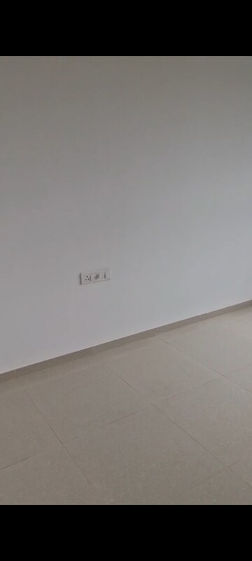 Room in 3 BHK Apartment at Kalpataru Immensa, Kolshet Road – for Rent