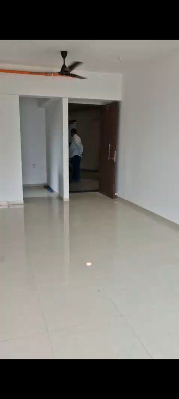 Room in 3 BHK Apartment at Kalpataru Immensa, Kolshet Road – for Rent
