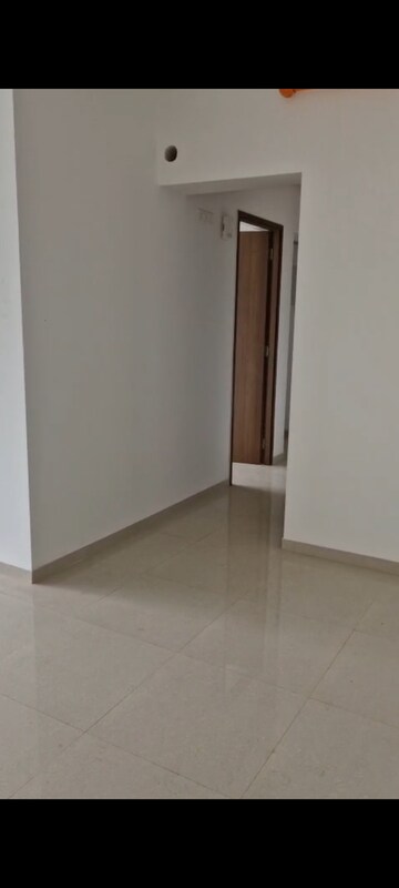 Room in 3 BHK Apartment at Kalpataru Immensa, Kolshet Road – for Rent