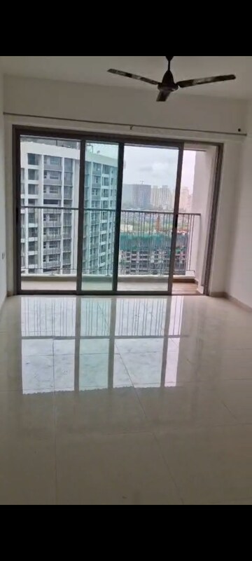 Room in 3 BHK Apartment at Kalpataru Immensa, Kolshet Road – for Rent