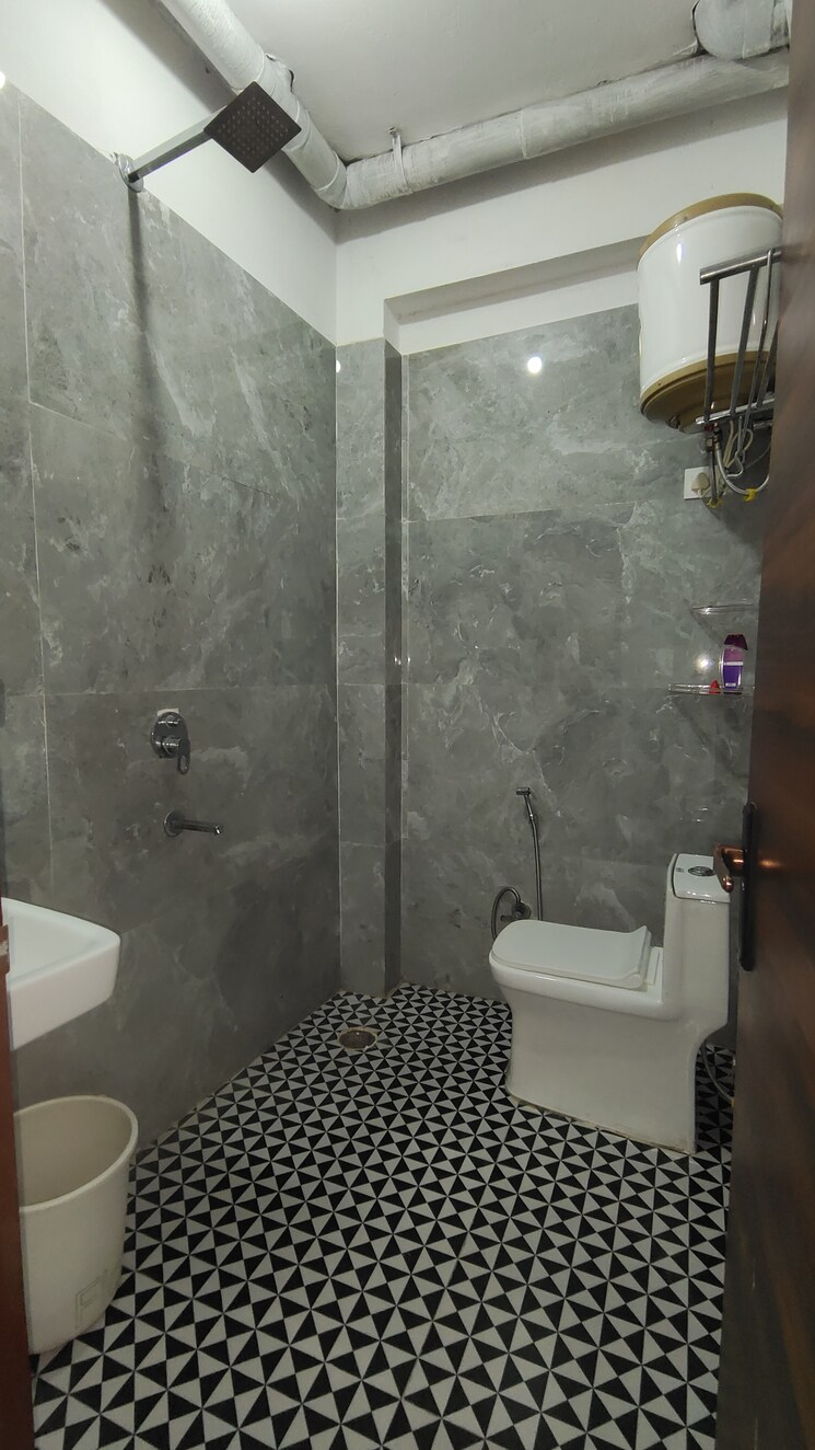 Bathroom, palm-residency-chhatarpur 2 Bedroom 810 Sq.Ft. Builder Floor In Chattarpur Delhi 9175345