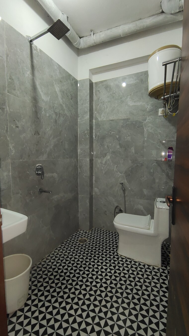 Bathroom, palm-residency-chhatarpur 2 Bedroom 810 Sq.Ft. Builder Floor In Chattarpur Delhi 9175345