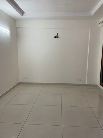 Room in 3 BHK Builder Floor at Sector 17 – for Rent