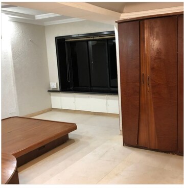 Room in 4 BHK Apartment at Juhu Abhishek Chs Ltd, Andheri West – for Rent
