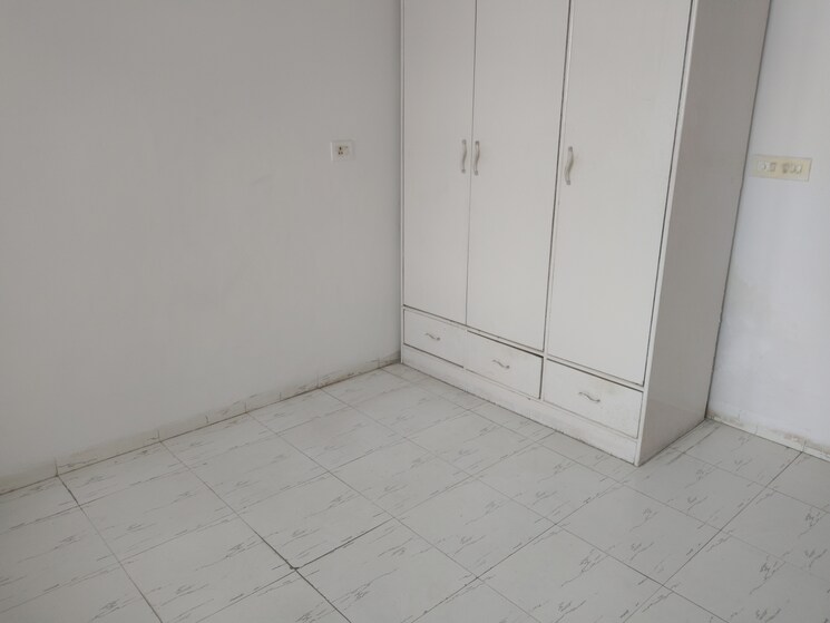 Room, sector 46 2 Bedroom 900 Sq.Ft. Apartment In Sector 46 Faridabad 9175466