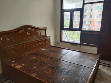 Room in 3 BHK Apartment at Sector 21c – for Rent