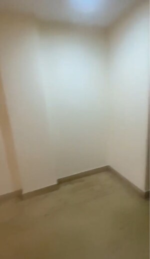 Room in 3.5 BHK Builder Floor at Karol Bagh – for Rent