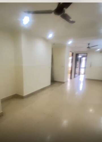 Room in 3.5 BHK Builder Floor at Karol Bagh – for Rent