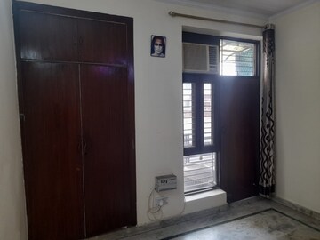 Room in 2 BHK Builder Floor at Sector 37 – for Rent