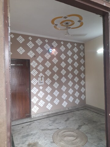 Room in 2 BHK Builder Floor at Sector 37 – for Rent
