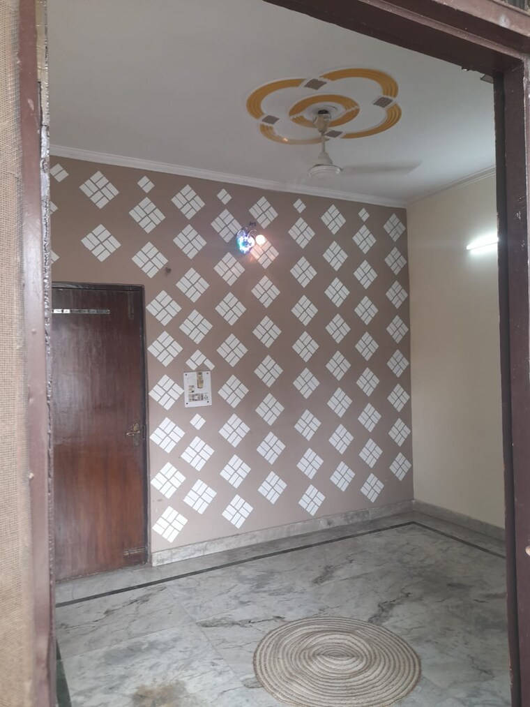 Room, sector 37 2 Bedroom 247 Sq.Yd. Builder Floor In Sector 37 Faridabad 9175530