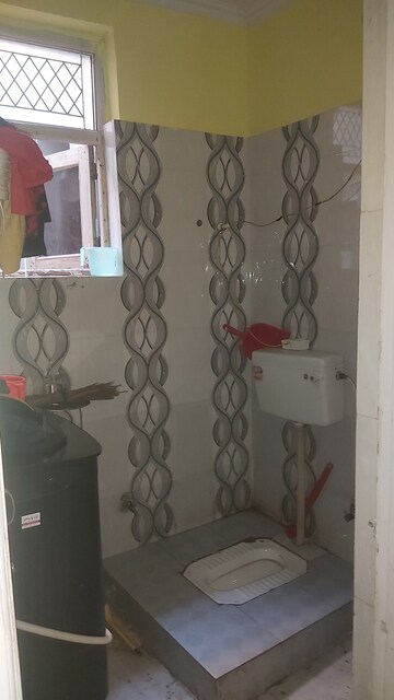 Master Bedroom in 2.5 BHK Builder Floor at Mayur Vihar – for Sale